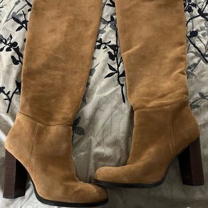 Round toe 
Pull-on style
18" shaft height, 16" opening circumference
4" heel